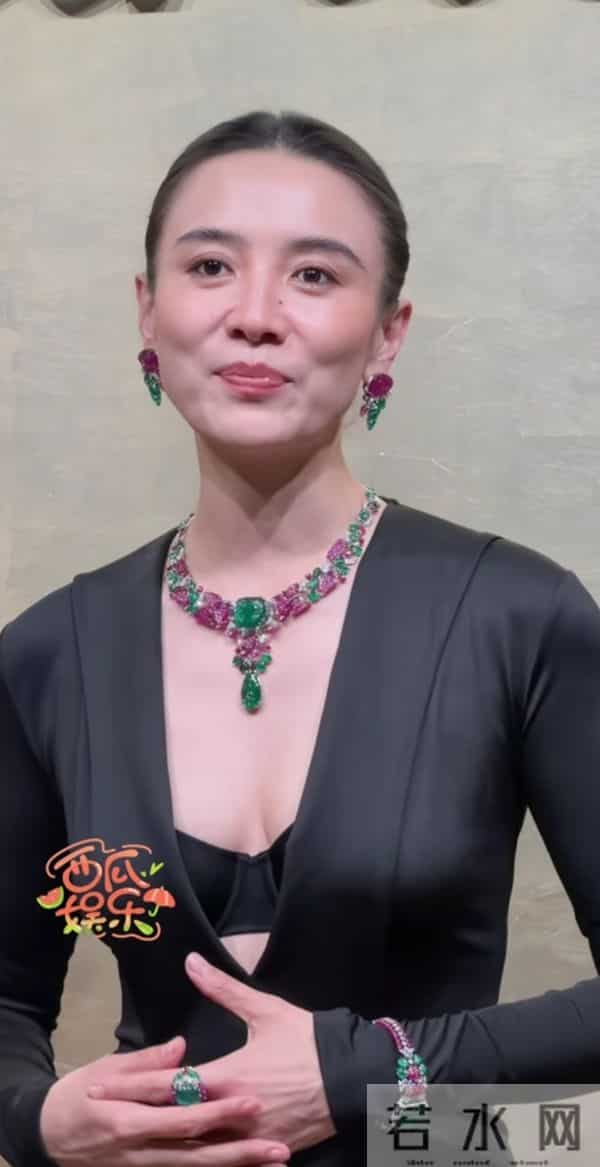 宋佳真是集性感与大气一体的女星 冷艳大气还附带着酷帅! 真的气质