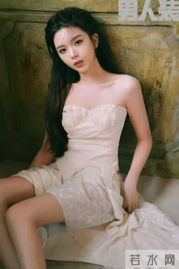 彭小苒这身材好哇塞啊，前凸后翘看得人脸红心跳