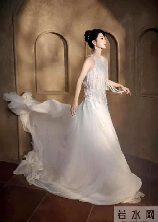 杨紫 生日写真 白色珍珠礼服来自Georges Hobeika 23春夏高定