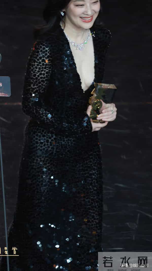 梅婷微博视界大会红毯听到粉丝叫妈妈的反应!“你好”也太温柔了