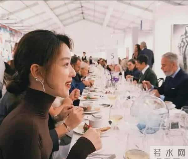 章泽天在英国和一帮富商共进晚餐,紧身衣,身材好