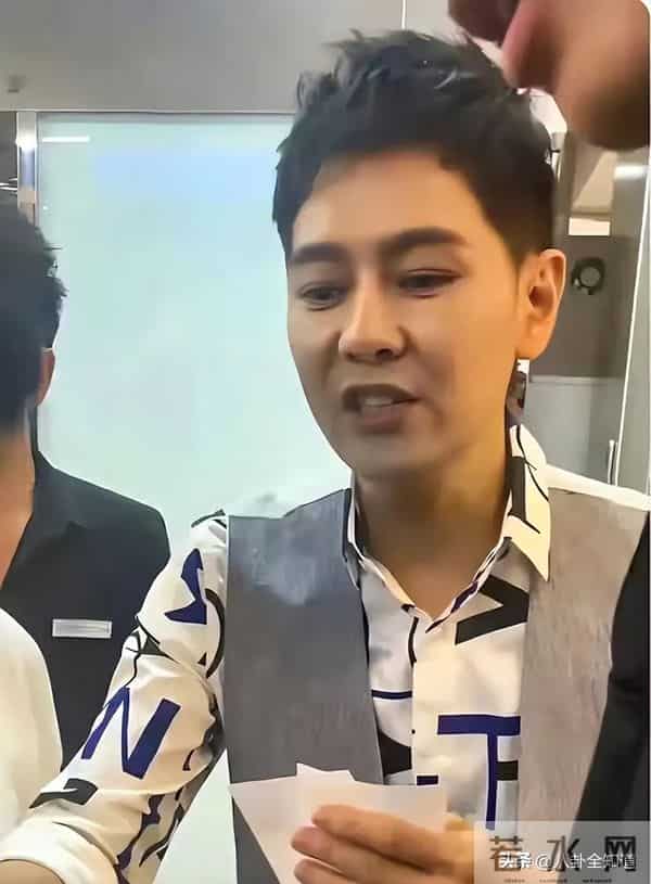 天呐,差点没认出来,不得不说,心中的男神林志颖也老了