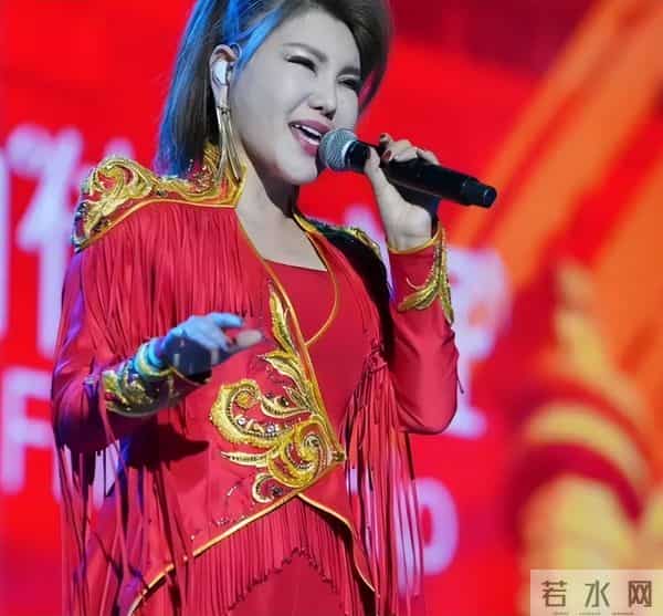 “躲汉子”乌兰图雅:从央视力捧到网友群嘲,42岁再陷陷桃色新闻