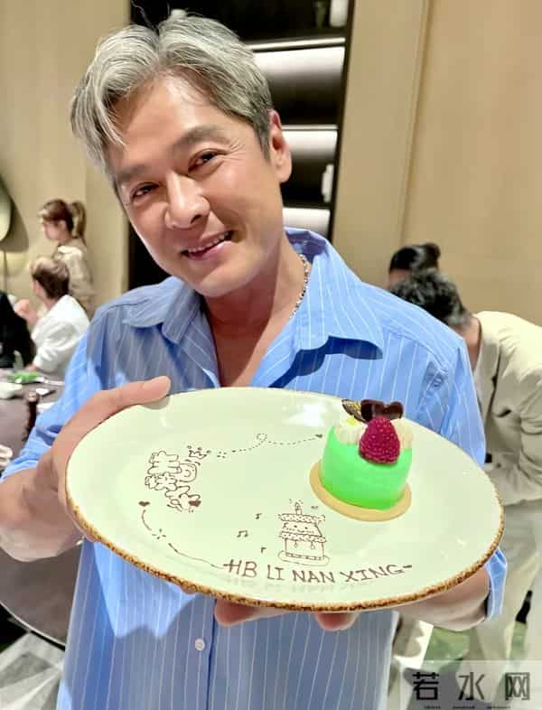 新加坡一哥李南星61岁生日,换了新发色仍很帅,范文芳李铭顺现身