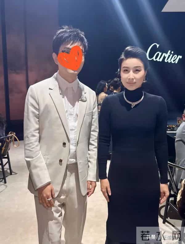 郭晶晶卡地亚活动 黑色礼服包裹严实 简单珠宝装饰贵气逼人 细纹优雅