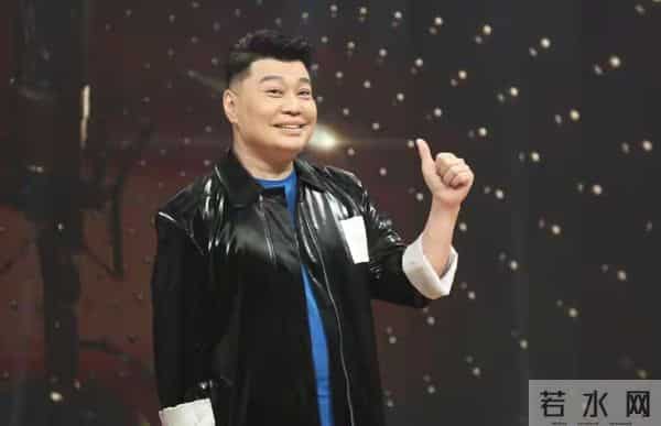 香港知名谐星被偶遇,12月在内地举办个唱,被好友指赚钱多又吝啬