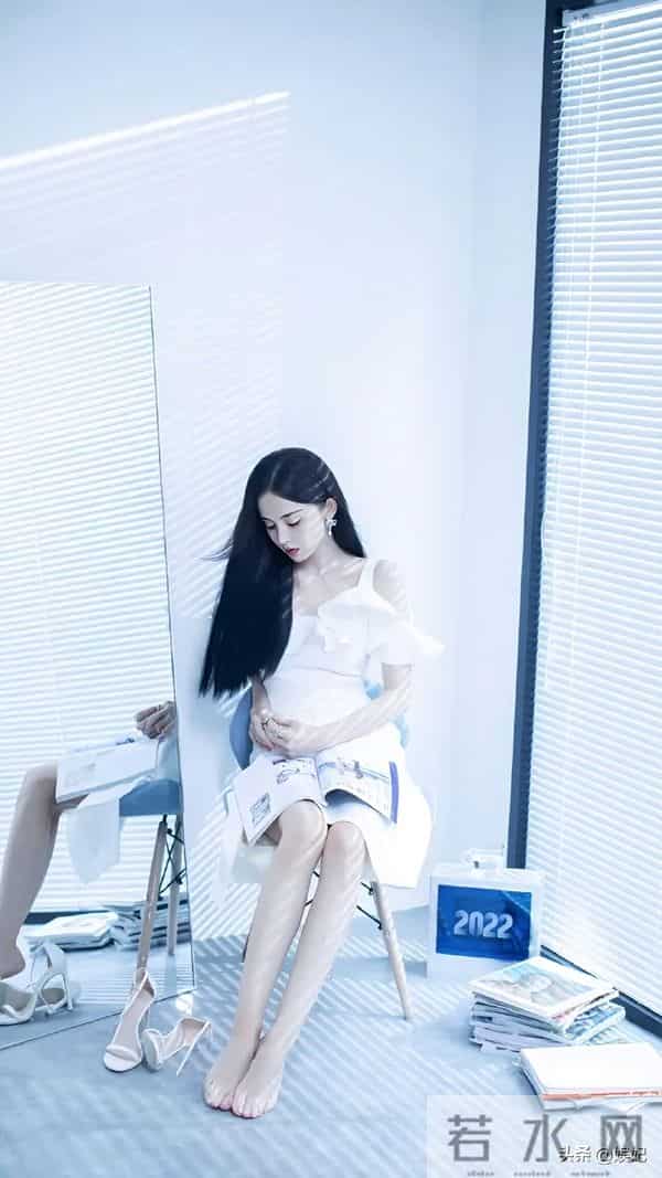 古力娜扎大方展露自己美腿美脚丫,她好像没脚脖子