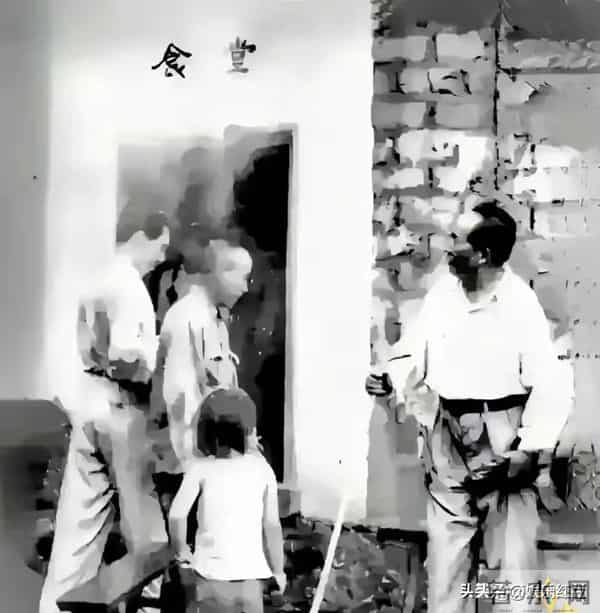 毛主席一家四口合影，四人脸上全是笑意，李讷紧挨毛主席