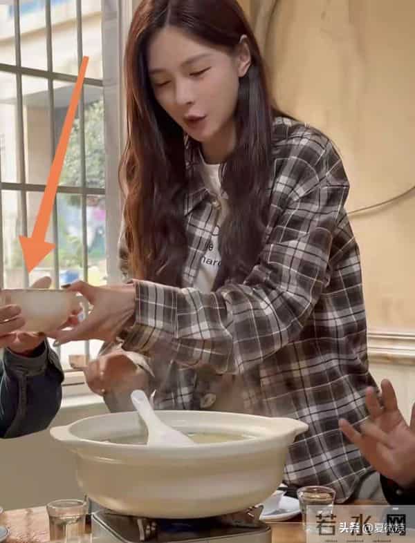 51岁汪涵现身沈梦辰饭局，白发显沧桑却超亲民，师徒同框太暖心