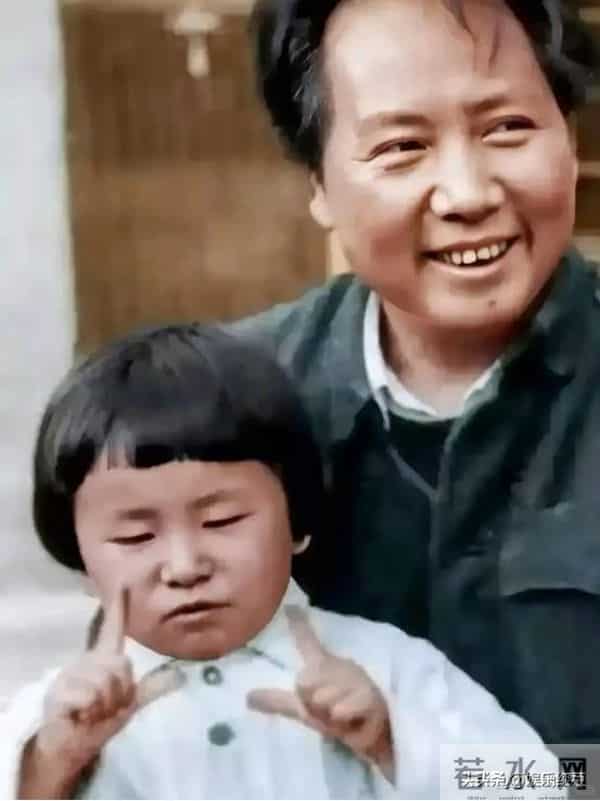 毛主席一家四口合影，四人脸上全是笑意，李讷紧挨毛主席