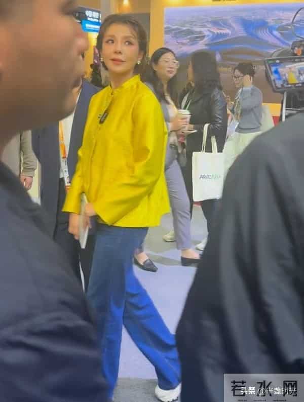 52岁朱迅现身上海进博会,她穿着换色衬衫,牛仔裤,状态太好了吧