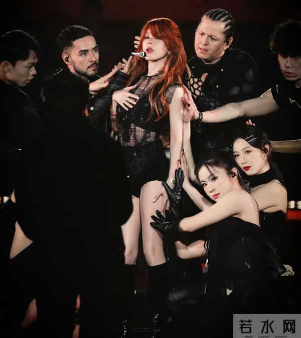 赵露思爆剧红利：穿高定跳热舞，宣布加入新公司，对着粉丝嗷嗷哭