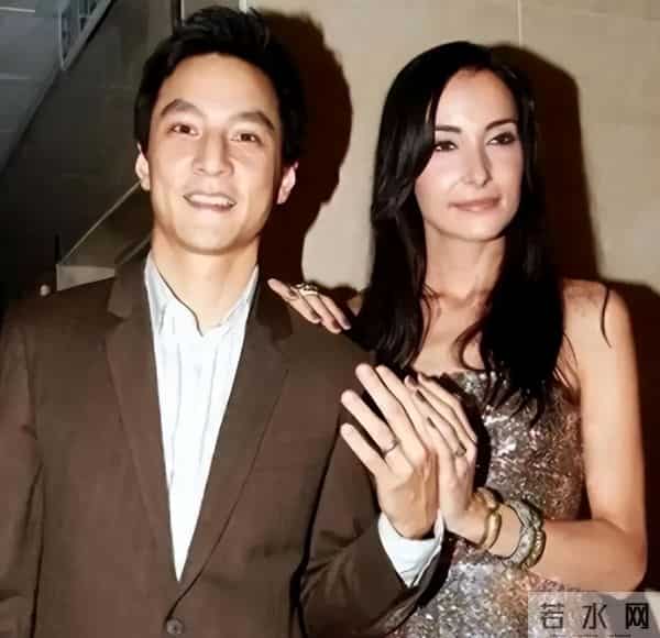 吴彦祖晒47岁老婆素颜合照，惊呆网友！男方曾称近10年没夫妻生活