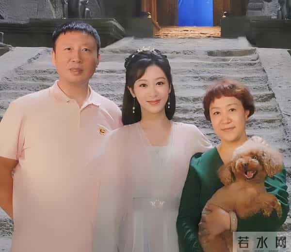 杨紫33岁生日晒全家福,杨爸杨妈气质出众好年轻,一家三口好幸福