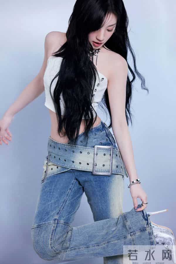 宋雨琦 白抹胸牛仔裤 又酷又辣