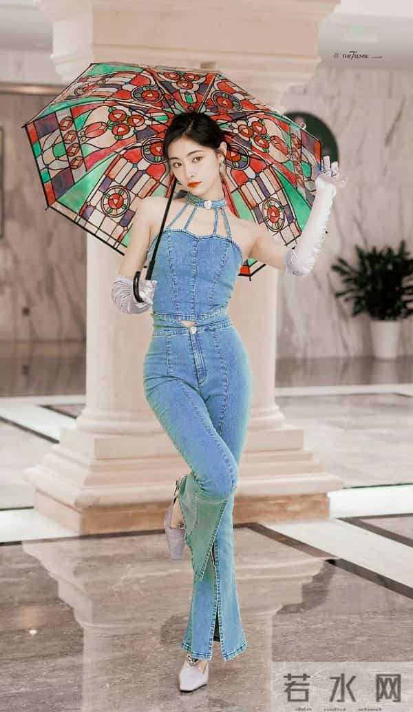 许佳琪牛仔裤高跟鞋,身材凹凸有致~