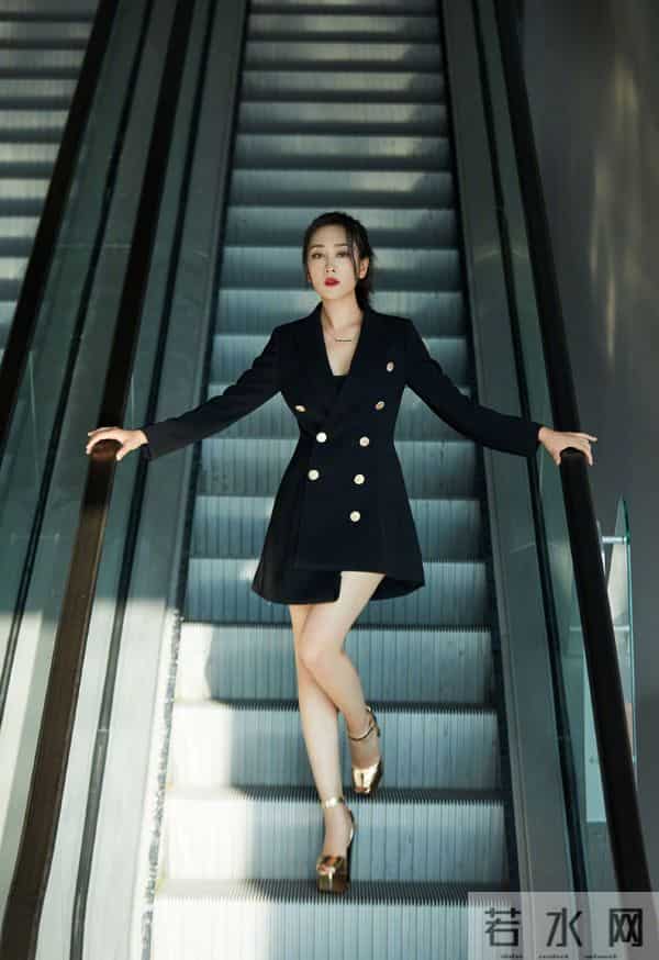 马苏，性感美腿超短裙