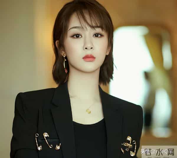 33岁杨紫生日晒全家福,爸妈气质出众亮眼,一家三口太幸福