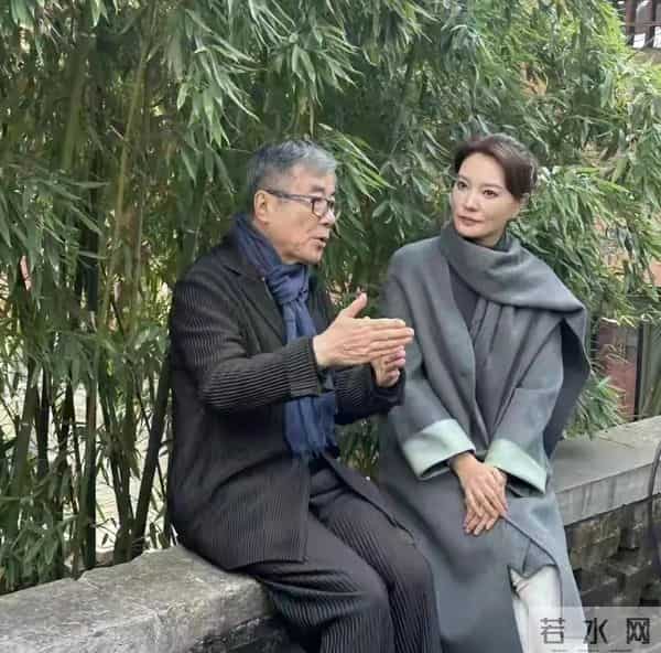 刘芳菲玉皇庙被偶遇!灰色大衣优雅出镜,巴掌脸嫩如少女美到发光