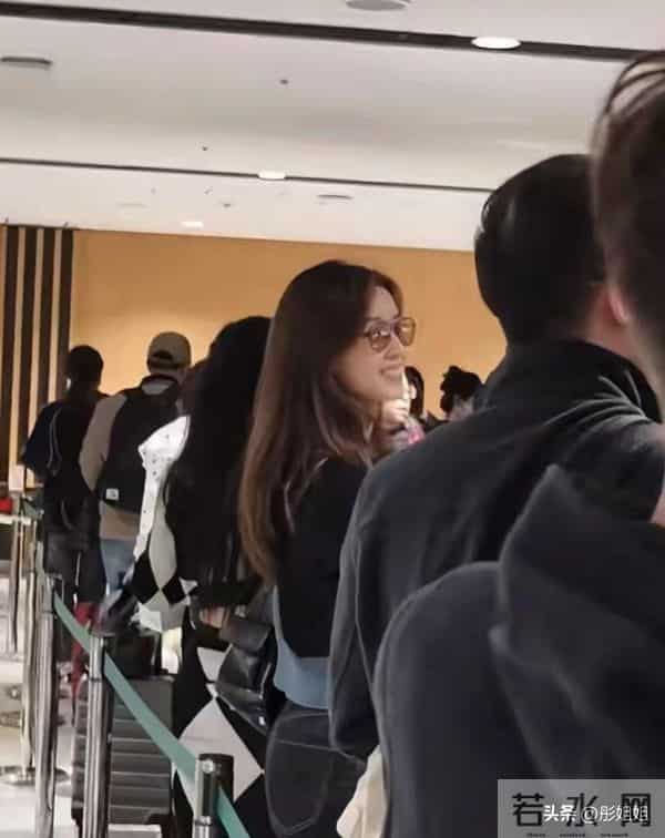 网友日本机场偶遇章泽天！戴眼镜秒变文艺女神，人群中一眼惊艳