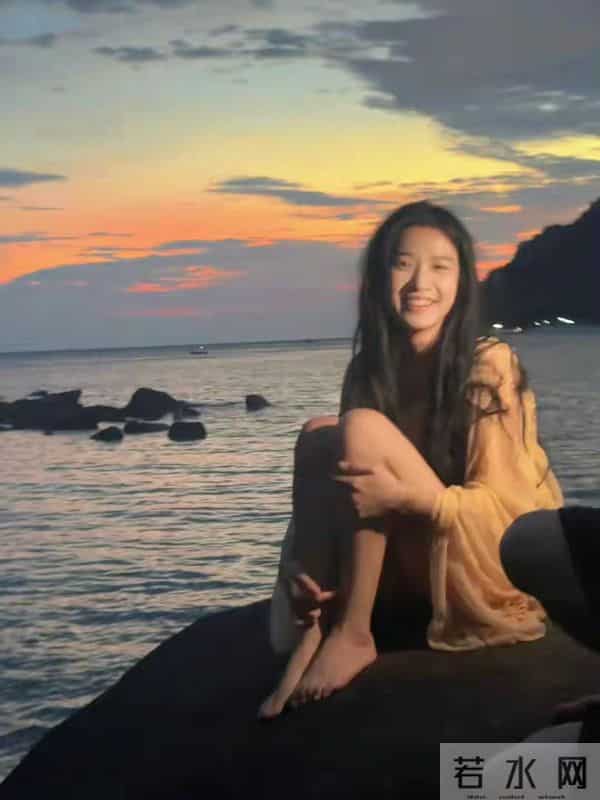 卢昱晓海边写真，光脚丫很可爱