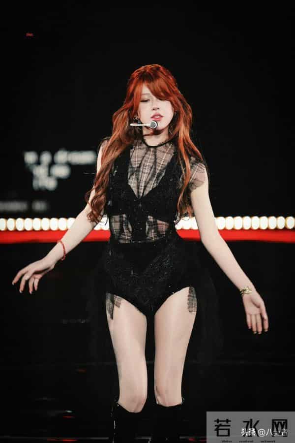 赵露思生日演唱会造型真顶,这身材太迷糊了!