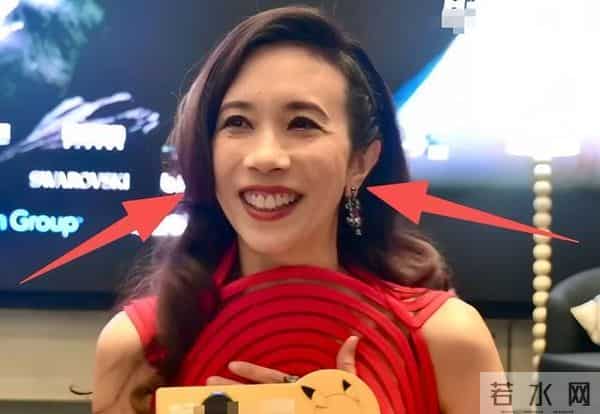 55岁莫文蔚现身香港!生图皮松肉垮自然老去,穿透视装身材干瘪