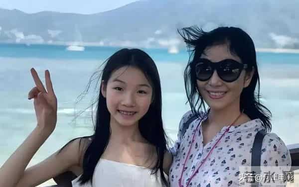 为初恋丁克半生，51岁再婚生下一双儿女，如今活成女人羡慕的模样