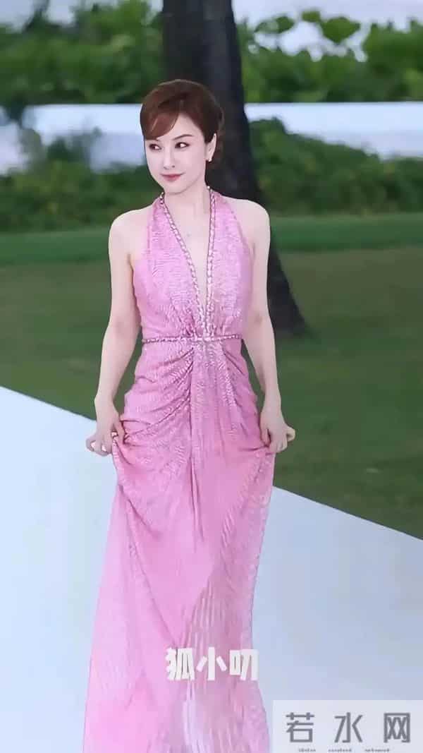 吴昕这容整得好成功 起码年轻了20岁 娇美红润的圆脸 美得像换了个人