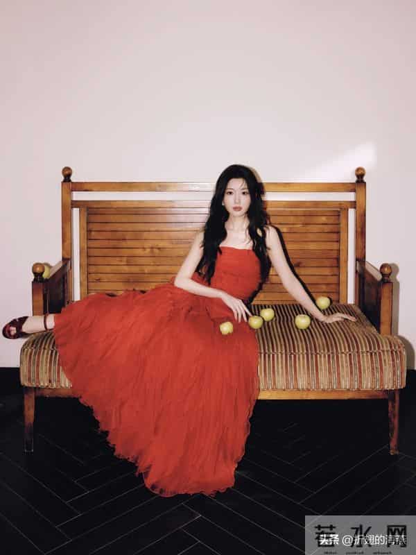 毛晓彤抹胸红裙，自在随性，炽热明艳。