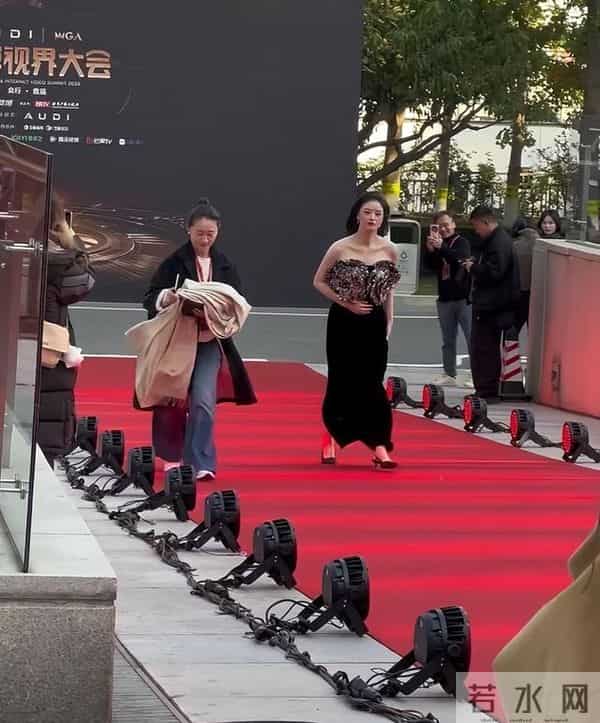 蒋欣终于瘦出新高度，顶级头肩比美爆了，她的“波浪”锁骨更抢镜