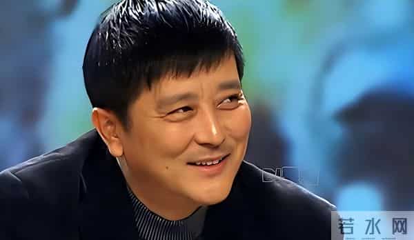 他曾是北影厂第一美男，退居幕后20年担任制片人，如今老的不敢认