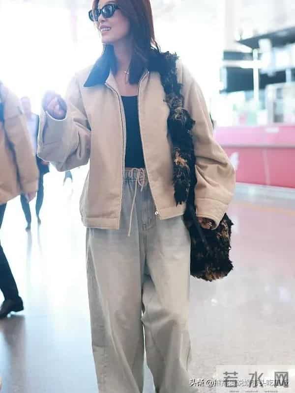 辛芷蕾机场私服真会穿！米色短外套+黑色打底衫+牛仔裤，休闲随性