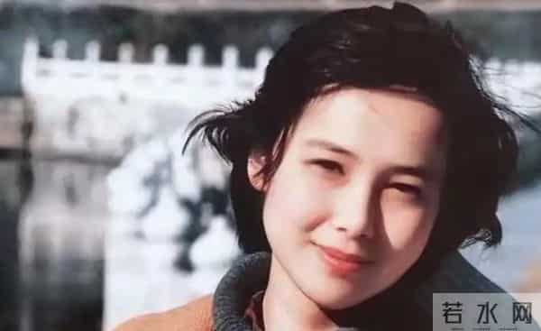 蒋雯丽59岁英国低调生活曝光：昔日女神瘦老憔悴，岁月不饶人