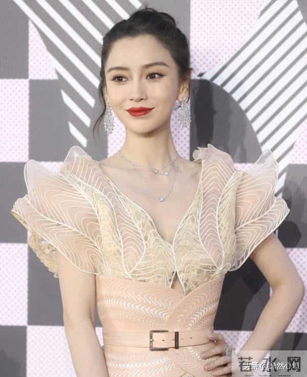 杨颖真是从头美到脚，大长腿，完美身材那么好，笑容甜美到惊人