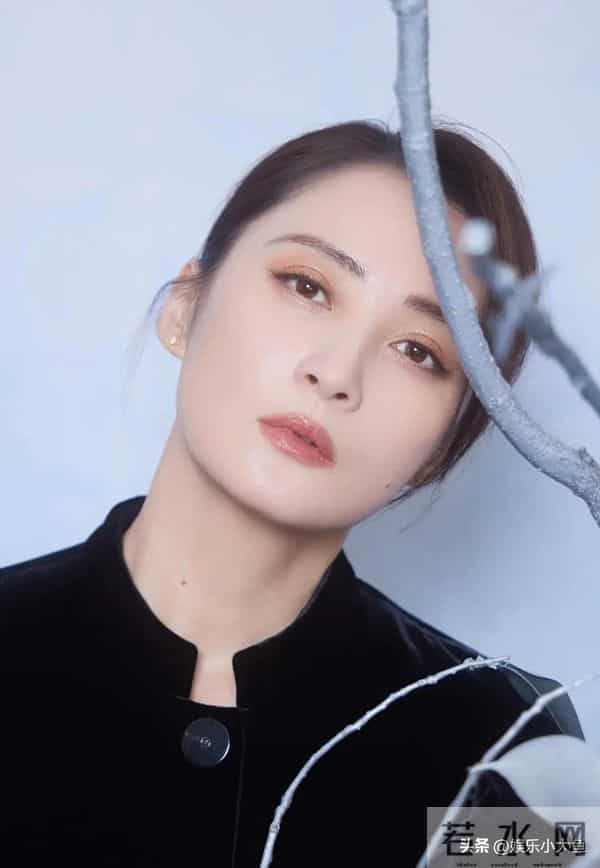 蒋勤勤出席十堰竹山活动,穿黑色印花中式套装发髻低挽,大气漂亮