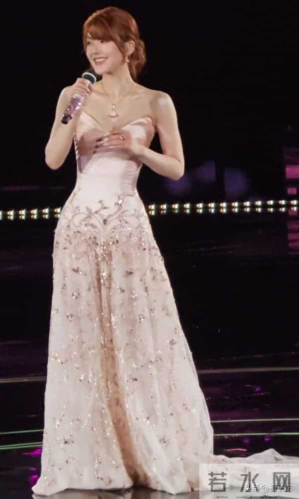 赵露思在音乐会上这身装扮太美了吧,身材好高挑,腰肢纤细 美极了