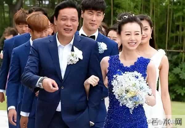 范志毅带娇妻立冬逛街,面包店扫货遭老婆当场拿捏,被误认成父女