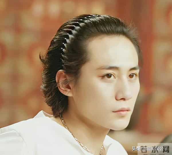 被“暴瘦”的刘烨惊艳,47岁长这样?怪不得师哥胡军一直宠溺他