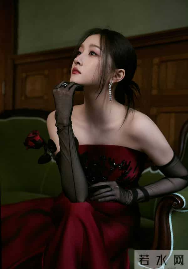 关晓彤艳丽红裙，美艳绝伦！