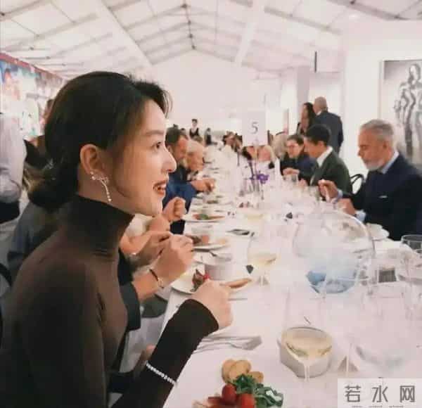 章泽天在英国和一帮富商共进晚餐，她的打扮一言难尽，肋骨外翻。