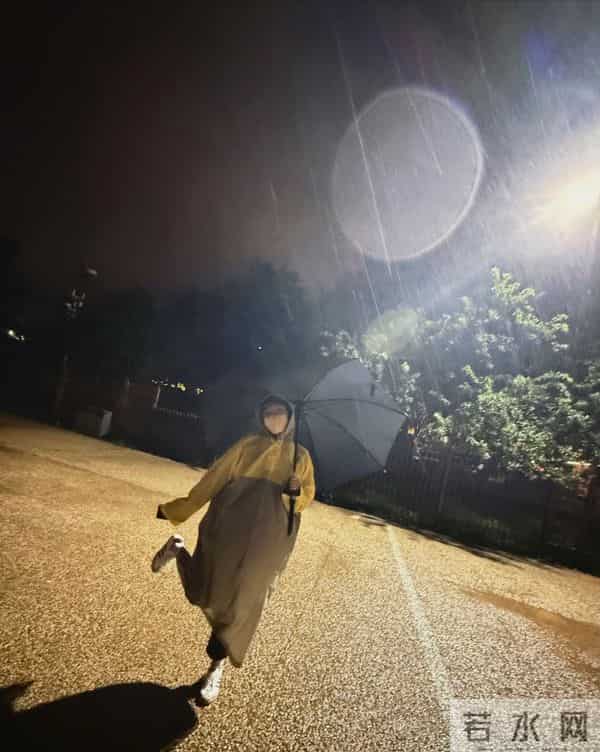 江疏影晒西安旅拍照，逛兵马俑，看《长恨歌》……开心到起飞！