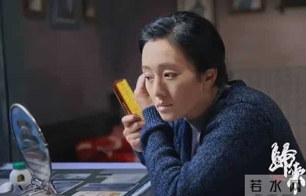 59岁巩俐在北京公园,长了皱纹头发凌乱,喝老酸奶吃糖葫芦接地气