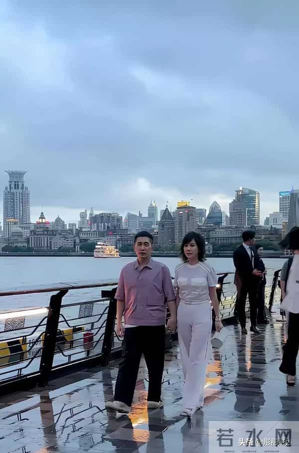 刘嘉玲上海街头被偶遇！59岁面容饱满似少女，身材绝佳状态逆龄