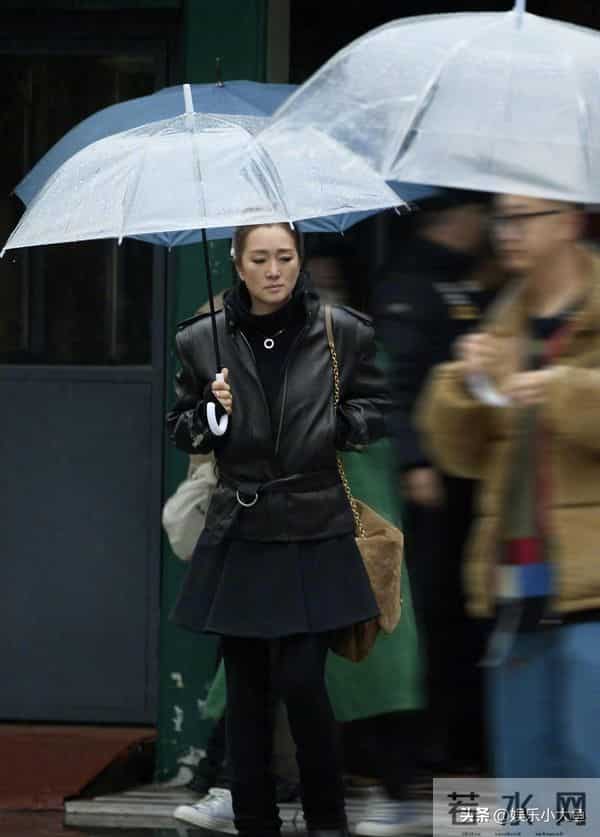 巩俐参加卡地亚活动,60岁依旧很有女王范,完美诠释岁月不败美人