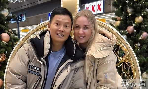 68岁曲协副主席:师从李金斗,二婚娶小30岁洋妻,生俩混血女儿