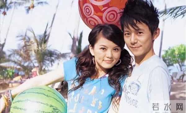 被回娘家的李湘无声炫到 客厅大得像酒店大堂 拍照破天荒只露半张脸