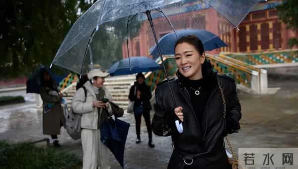 59岁巩俐现身北京公园,满脸皱纹头发凌乱 喝酸奶吃糖葫芦超接地气