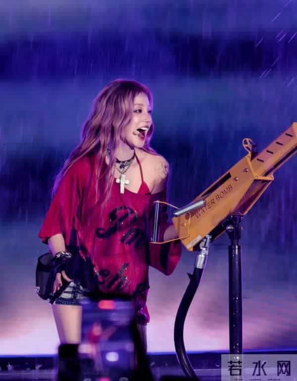 宋雨琦音乐节水枪炸场,脱衣瞬间性感野性,舞台魅力直接封神!