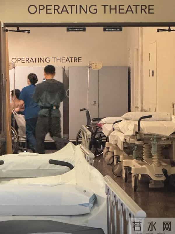 李连杰脱衣辟谣“换心脏”传闻；近期其发布多条视频精神饱满、头发乌黑，与年初憔悴状态对比鲜明引猜测